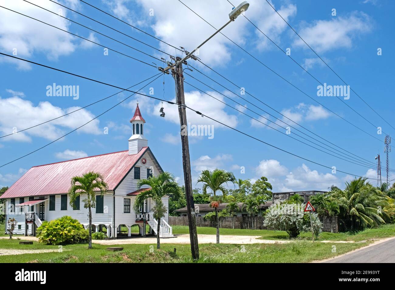 Église coloniale en bois blanc sur pilotis dans la ville côtière de New Amsterdam / Nieuw Amsterdam, Commewijne District, Suriname / Surinam Banque D'Images