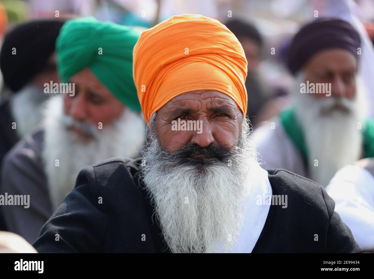 Un manifestant écoutant les discours pendant la manifestation.les agriculteurs continuent leur manifestation pour le 70e jour. Des milliers d'agriculteurs, en particulier du Punjab et de Haryana, protestent contre les trois nouvelles lois agricoles et exigent également un recul des lois et la garantie du prix de soutien minimum (MSP). Le Gouvernement indien a déployé d'énormes forces de police et armées et a suspendu les services Internet dans la zone frontalière de Delhi. Banque D'Images