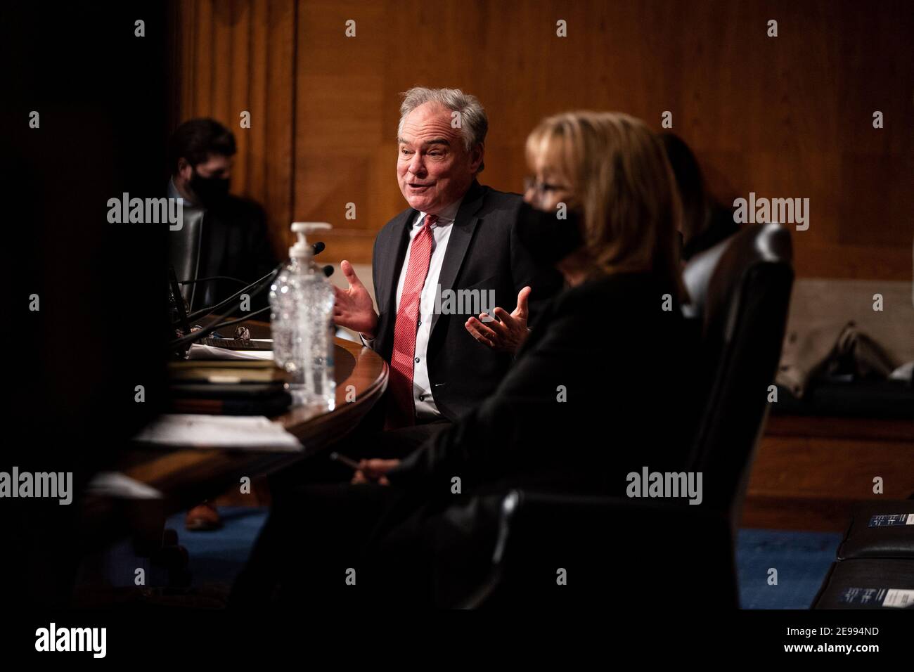 Washington, États-Unis. 03ème février 2021. Le sénateur Tim Kaine, D.-V., parle lors d'une audience avec le comité sénatorial de la santé, de l'éducation, du travail et des pensions pour examiner la nomination de Miguel A. Cardona, du Connecticut, au poste de secrétaire à l'éducation à Capitol Hill, à Washington, D.C., le mercredi 3 février 2021. Photo de piscine par Anna Moneymaker/UPI crédit: UPI/Alay Live News Banque D'Images