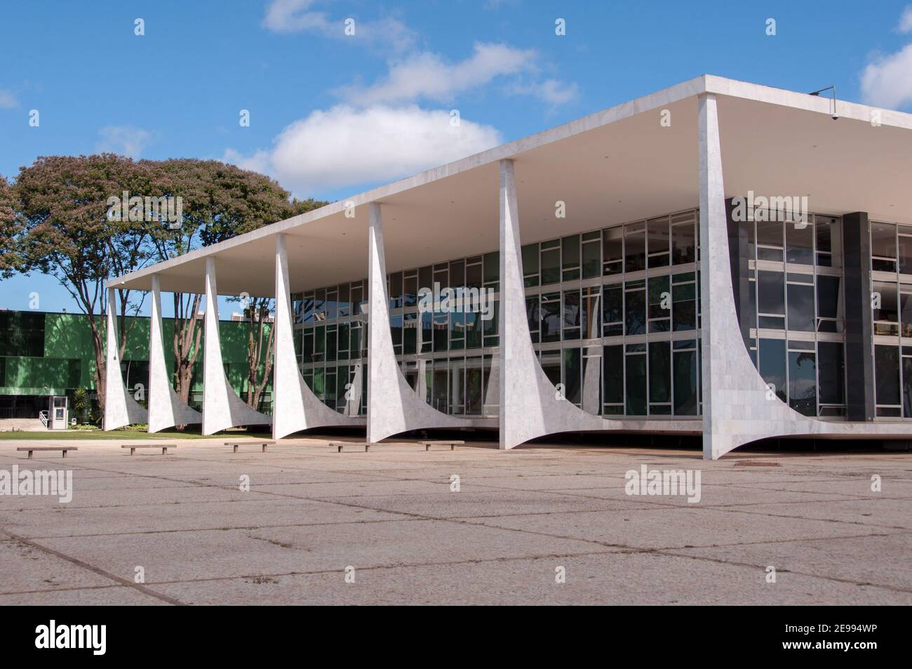 BRASILIA, BRÉSIL - 7 JUIN 2015 : Tribunal fédéral suprême à la place des trois puissances située à la capitale du Brésil. Banque D'Images