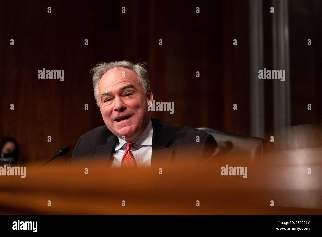 Washington, États-Unis. 03ème février 2021. Le sénateur Tim Kaine, D.-V., parle lors d'une audience avec le comité sénatorial de la santé, de l'éducation, du travail et des pensions pour examiner la nomination de Miguel A. Cardona, du Connecticut, au poste de secrétaire à l'éducation à Capitol Hill, à Washington, D.C., le mercredi 3 février 2021. Photo de piscine par Anna Moneymaker/UPI crédit: UPI/Alay Live News Banque D'Images