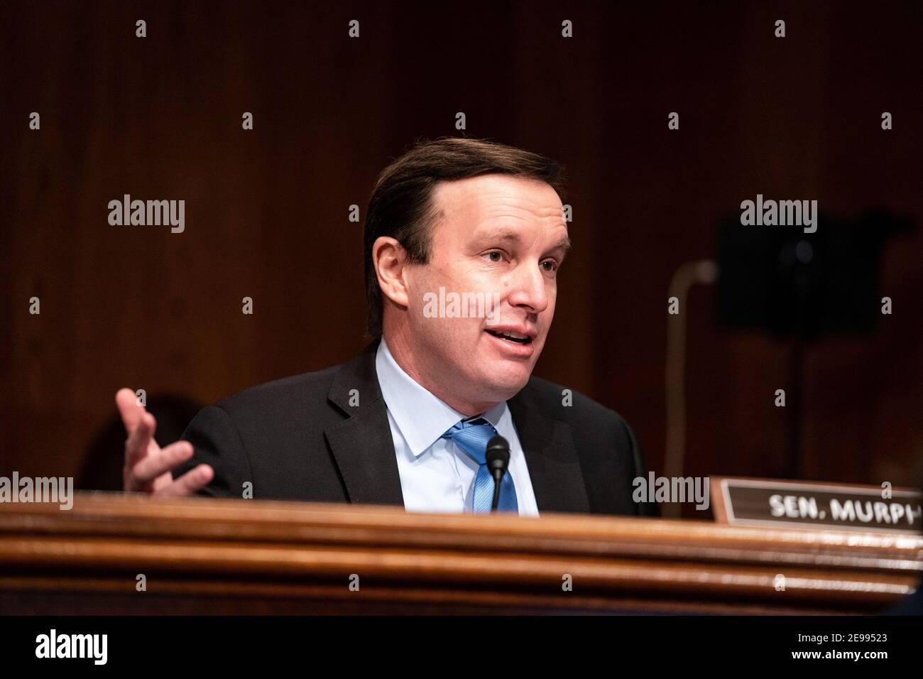 Washington, États-Unis. 03ème février 2021. Le sénateur Chris Murphy, D-conn., parle lors d'une audience avec le Comité sénatorial de la santé, de l'éducation, du travail et des pensions pour examiner la nomination de Miguel A. Cardona, du Connecticut, au poste de secrétaire à l'éducation à Capitol Hill, à Washington, DC, le mercredi 3 février 2021. Photo de piscine par Anna Moneymaker/UPI crédit: UPI/Alay Live News Banque D'Images