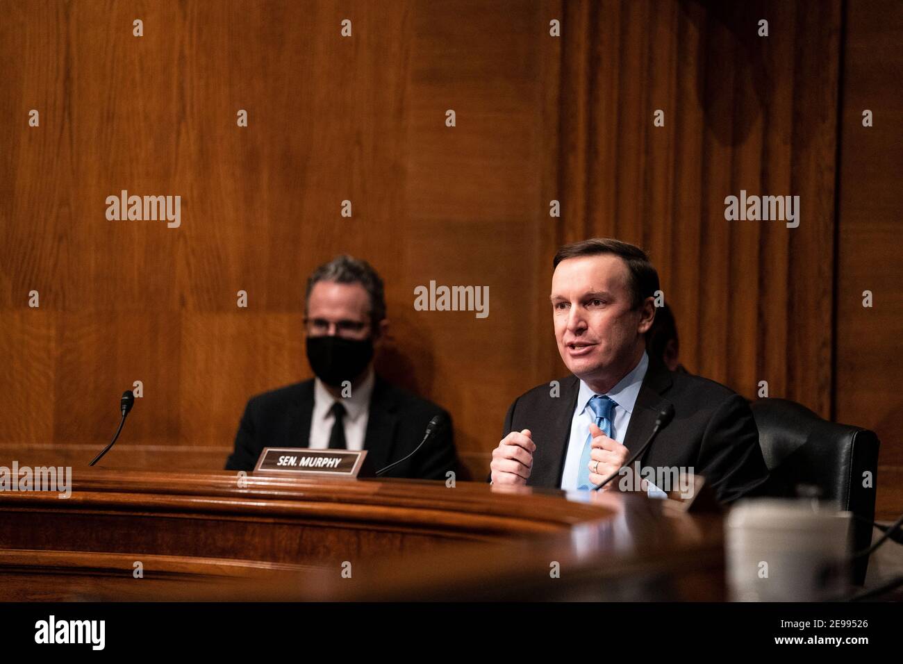 Washington, États-Unis. 03ème février 2021. Le sénateur Chris Murphy, D-conn., parle lors d'une audience avec le Comité sénatorial de la santé, de l'éducation, du travail et des pensions pour examiner la nomination de Miguel A. Cardona, du Connecticut, au poste de secrétaire à l'éducation à Capitol Hill, à Washington, DC, le mercredi 3 février 2021. Photo de piscine par Anna Moneymaker/UPI crédit: UPI/Alay Live News Banque D'Images