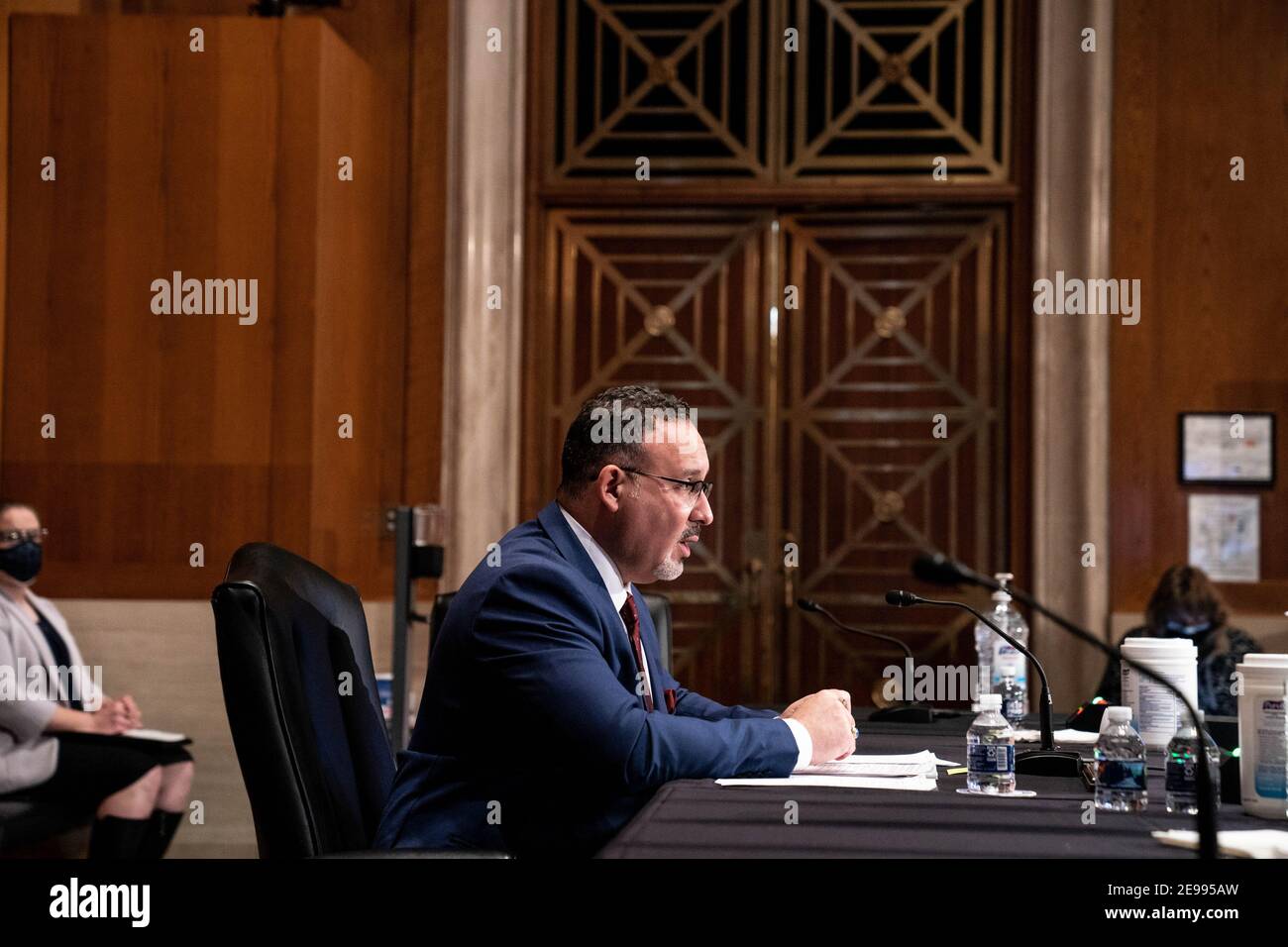 Washington, États-Unis. 03ème février 2021. Miguel A. Cardona parle lors de son audition de confirmation pour être secrétaire de l'éducation au Comité sénatorial de la santé, de l'éducation, du travail et des pensions à Capitol Hill à Washington, DC, le mercredi 3 février 2021. Photo de piscine par Anna Moneymaker/UPI crédit: UPI/Alay Live News Banque D'Images