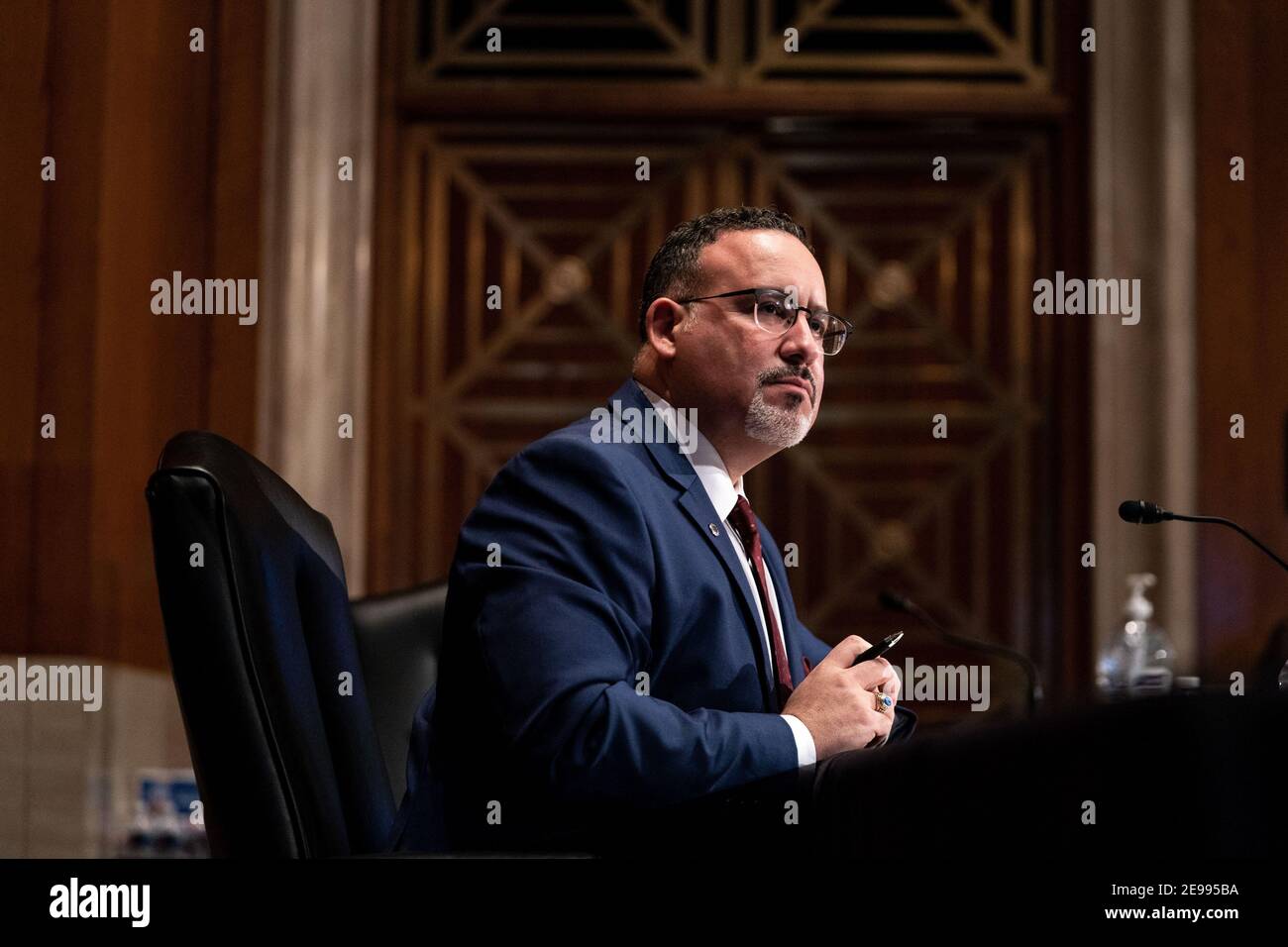 Washington, États-Unis. 03ème février 2021. Miguel A. Cardona parle lors de son audition de confirmation pour être secrétaire de l'éducation au Comité sénatorial de la santé, de l'éducation, du travail et des pensions à Capitol Hill à Washington, DC, le mercredi 3 février 2021. Photo de piscine par Anna Moneymaker/UPI crédit: UPI/Alay Live News Banque D'Images