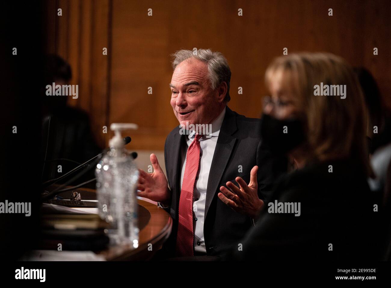 Washington, États-Unis. 03ème février 2021. Le sénateur Tim Kaine, D.-V., parle lors d'une audience avec le comité sénatorial de la santé, de l'éducation, du travail et des pensions pour examiner la nomination de Miguel A. Cardona, du Connecticut, au poste de secrétaire à l'éducation à Capitol Hill, à Washington, D.C., le mercredi 3 février 2021. Photo de piscine par Anna Moneymaker/UPI crédit: UPI/Alay Live News Banque D'Images