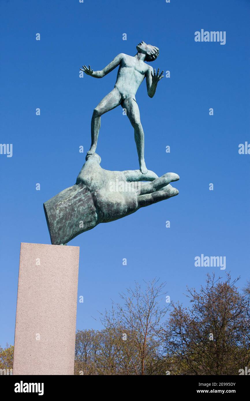 ESKILSTUNA Södermanland Carl Milles sculpture la main de Dieu dans la ville garez-vous avec des personnes au repos au printemps Banque D'Images