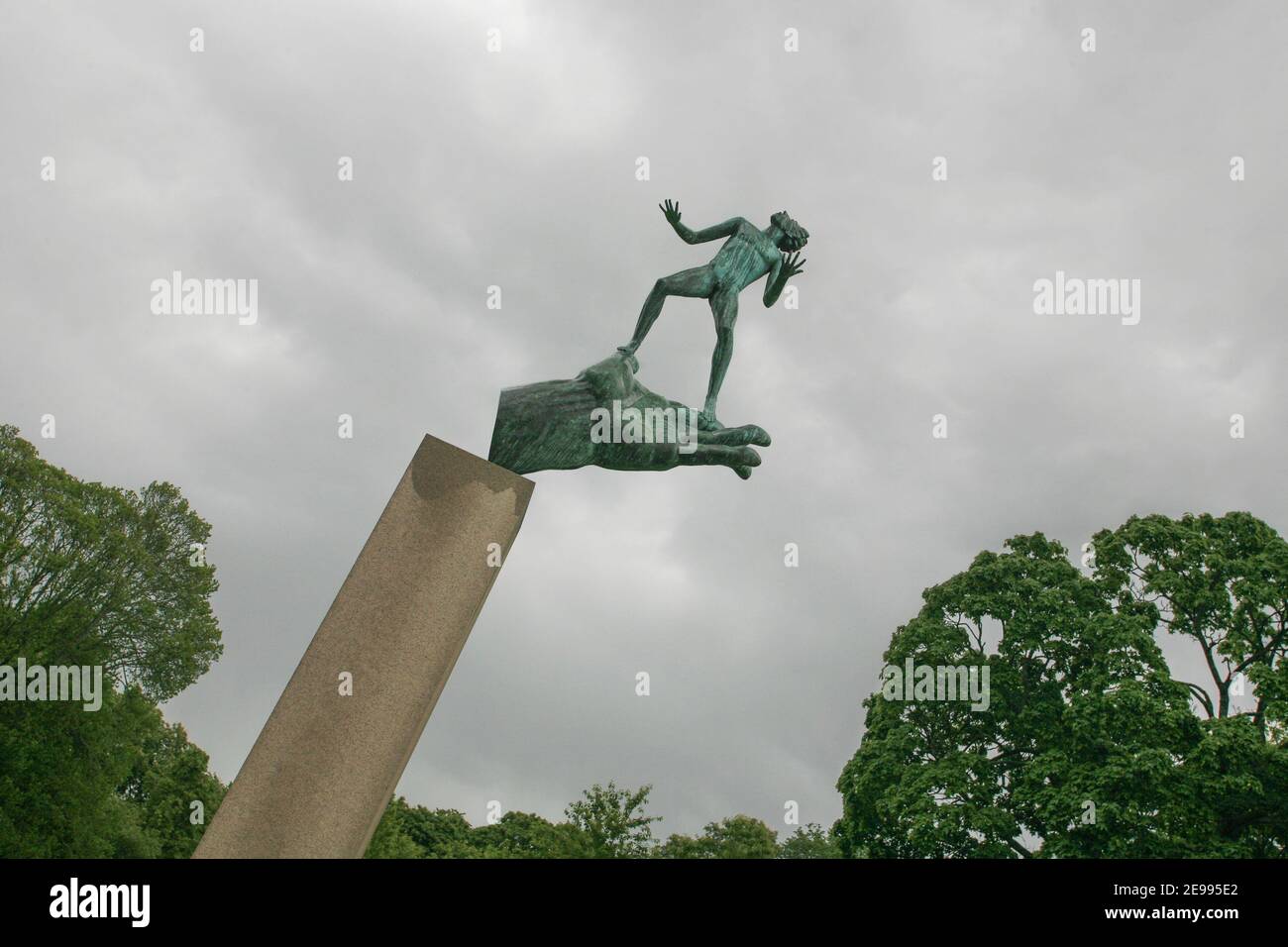 ESKILSTUNA Södermanland Carl Milles sculpture la main de Dieu dans la ville garez-vous avec des personnes au repos au printemps Banque D'Images