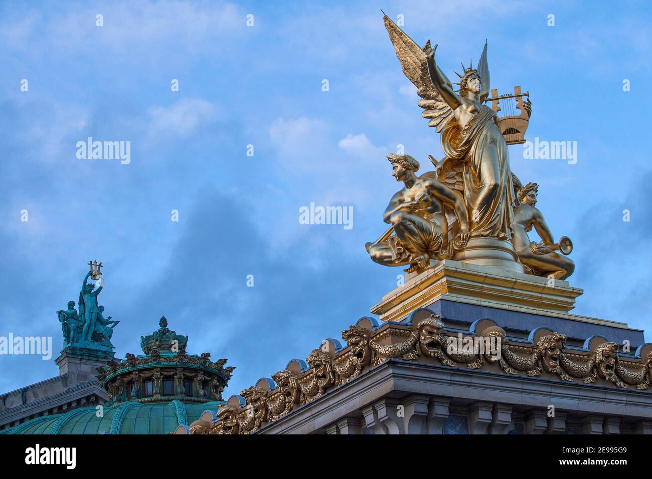 Statues sur le toit de l'Opéra Garnier, Paris, France Banque D'Images