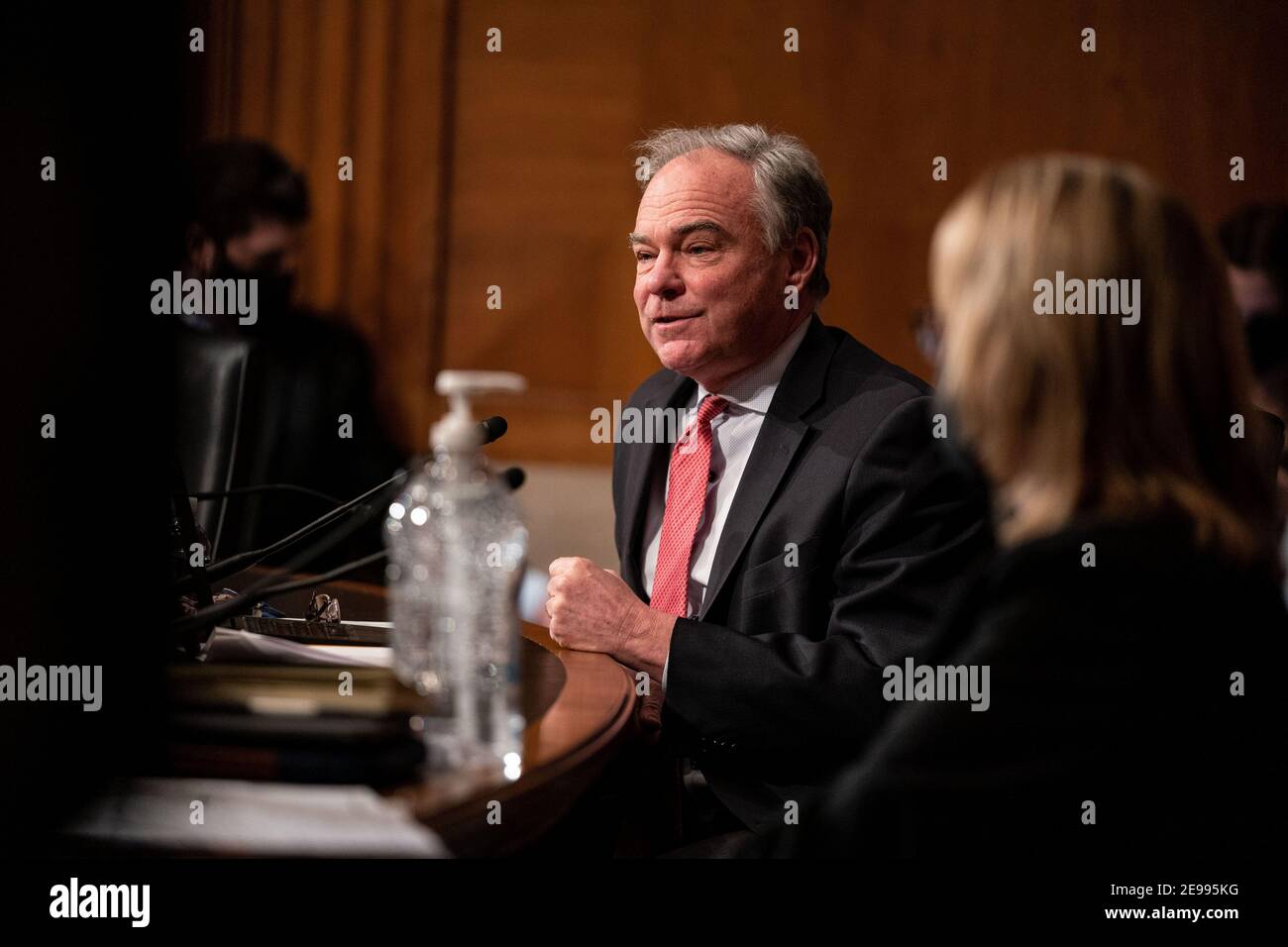 Washington, États-Unis. 03ème février 2021. Le sénateur Tim Kaine, D.-V., parle lors d'une audience avec le comité sénatorial de la santé, de l'éducation, du travail et des pensions pour examiner la nomination de Miguel A. Cardona, du Connecticut, au poste de secrétaire à l'éducation à Capitol Hill, à Washington, D.C., le mercredi 3 février 2021. Photo de piscine par Anna Moneymaker/UPI crédit: UPI/Alay Live News Banque D'Images