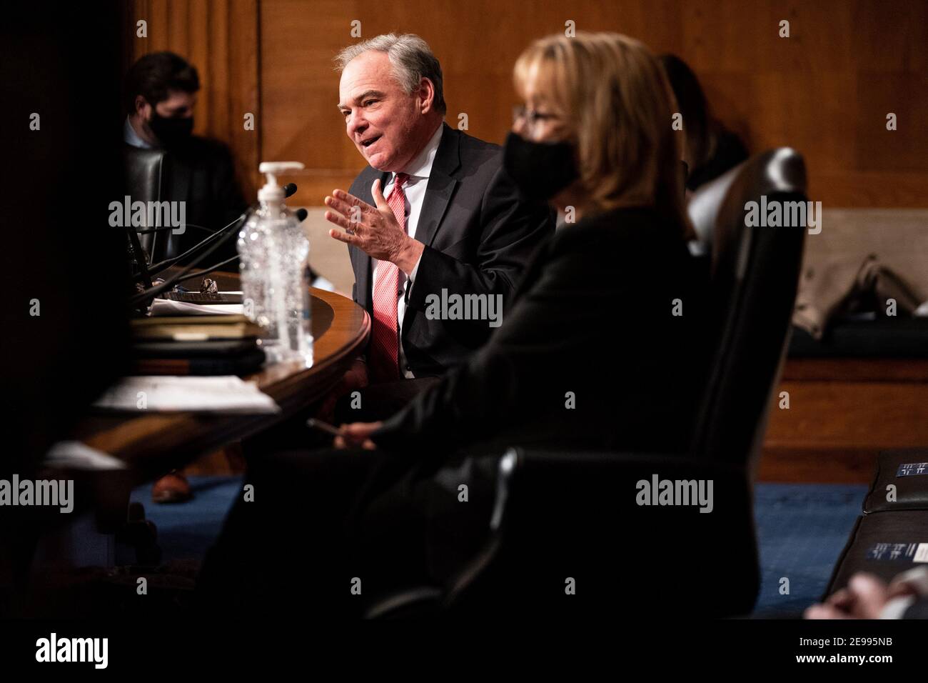 Washington, États-Unis. 03ème février 2021. Le sénateur Tim Kaine, D.-V., parle lors d'une audience avec le comité sénatorial de la santé, de l'éducation, du travail et des pensions pour examiner la nomination de Miguel A. Cardona, du Connecticut, au poste de secrétaire à l'éducation à Capitol Hill, à Washington, D.C., le mercredi 3 février 2021. Photo de piscine par Anna Moneymaker/UPI crédit: UPI/Alay Live News Banque D'Images