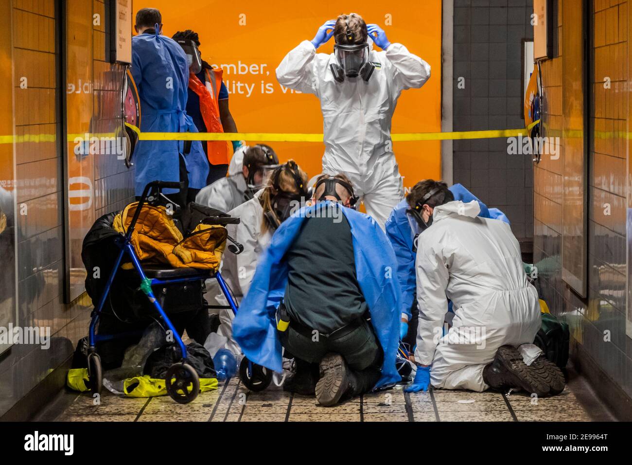 Londres, Royaume-Uni. 3 février 2021. L'équipage d'ambulance en EPI complet s'occupe d'une personne écrasée à la station de métro de Stockwell - la personne a une poussette et le personnel porte des masques à essence ou des visières et des boilersuits par mesure de précaution, au cas où le patient a Covid 19. Londres est dans le lockdown national 3 et la pression sur les lits dans le NHS reste élevée. Crédit : Guy Bell/Alay Live News Banque D'Images