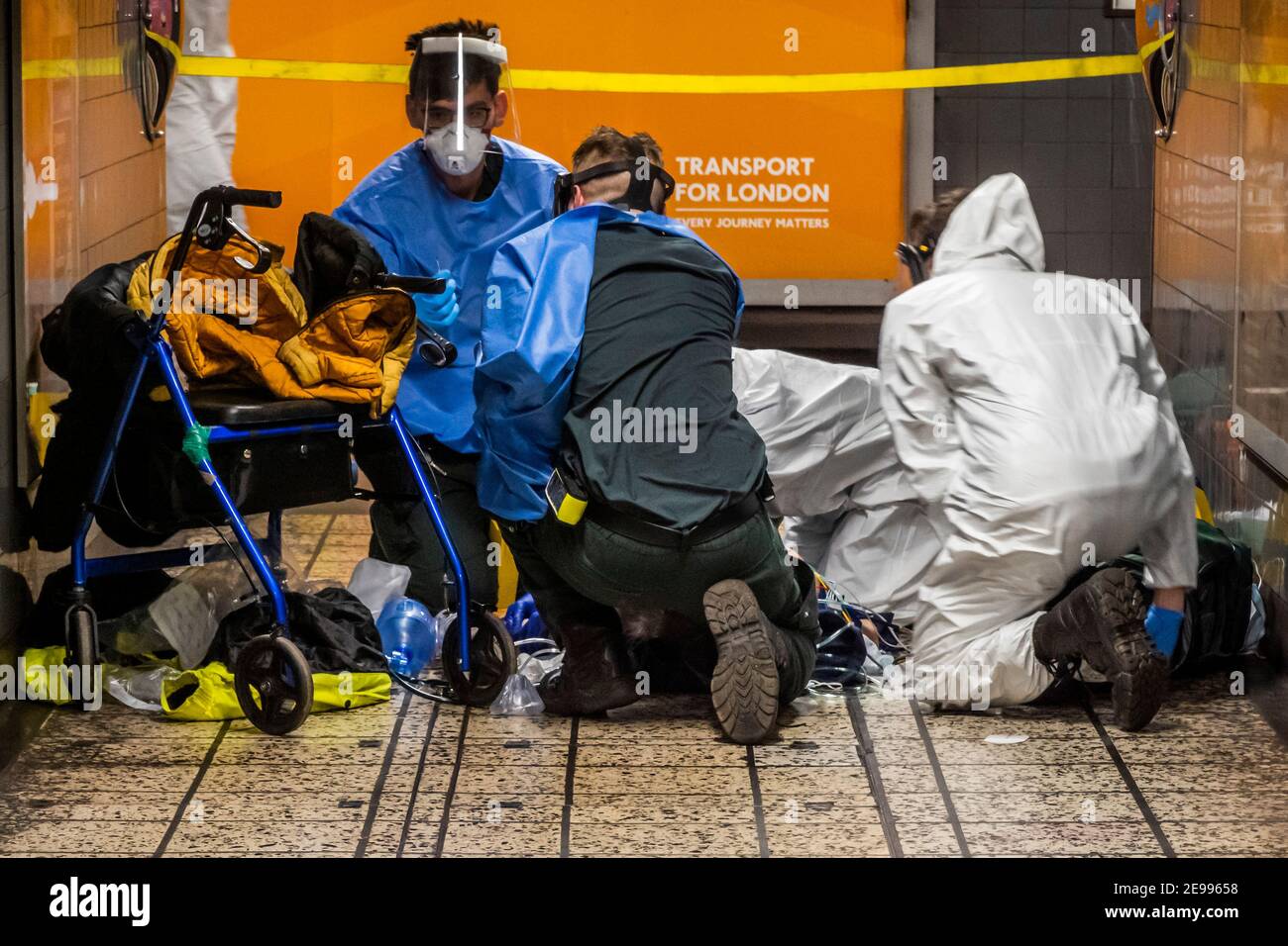 Londres, Royaume-Uni. 3 février 2021. L'équipage d'ambulance en EPI complet s'occupe d'une personne écrasée à la station de métro de Stockwell - la personne a une poussette et le personnel porte des masques à essence ou des visières et des boilersuits par mesure de précaution, au cas où le patient a Covid 19. Londres est dans le lockdown national 3 et la pression sur les lits dans le NHS reste élevée. Crédit : Guy Bell/Alay Live News Banque D'Images