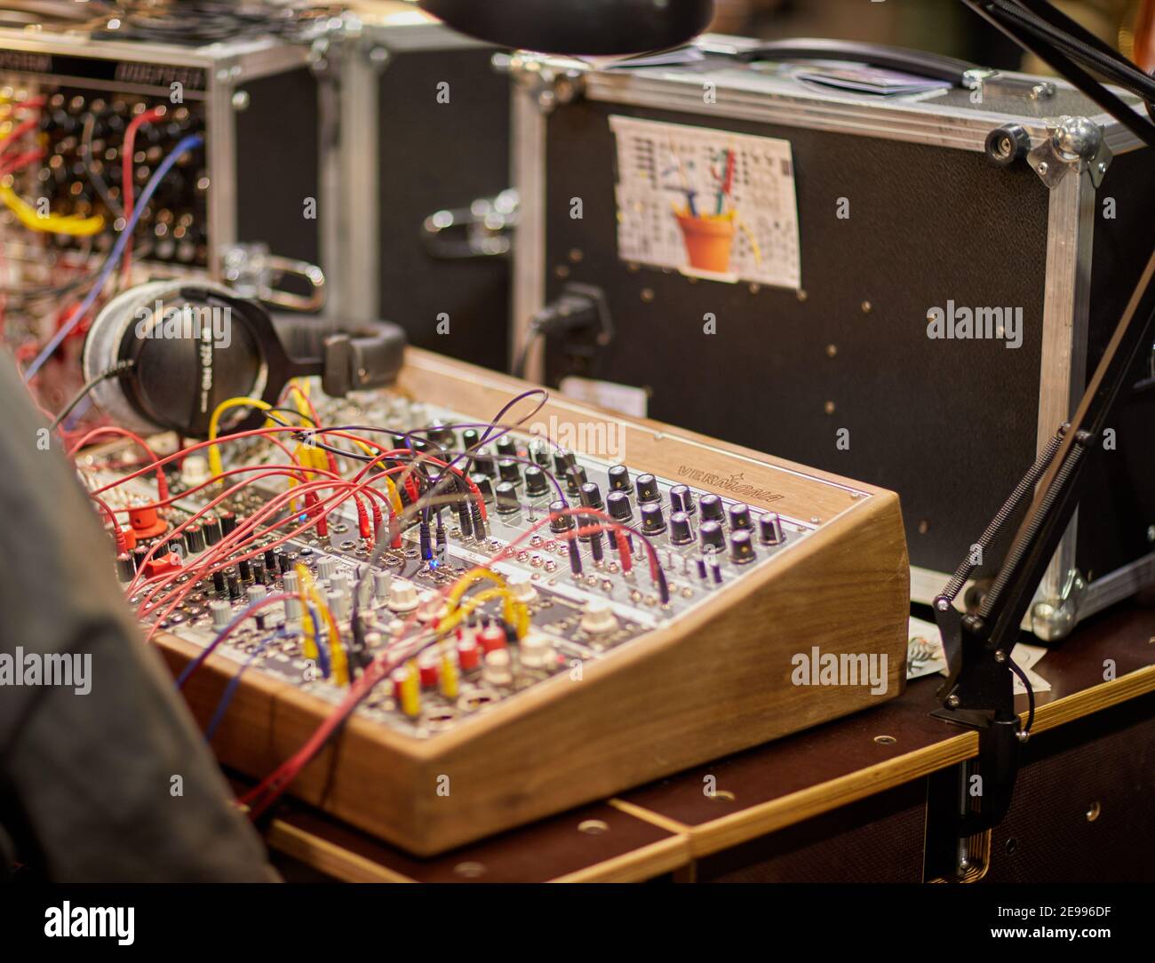 Module de synthétiseur de musique électronique modulaire en cas de câbles et casque Banque D'Images