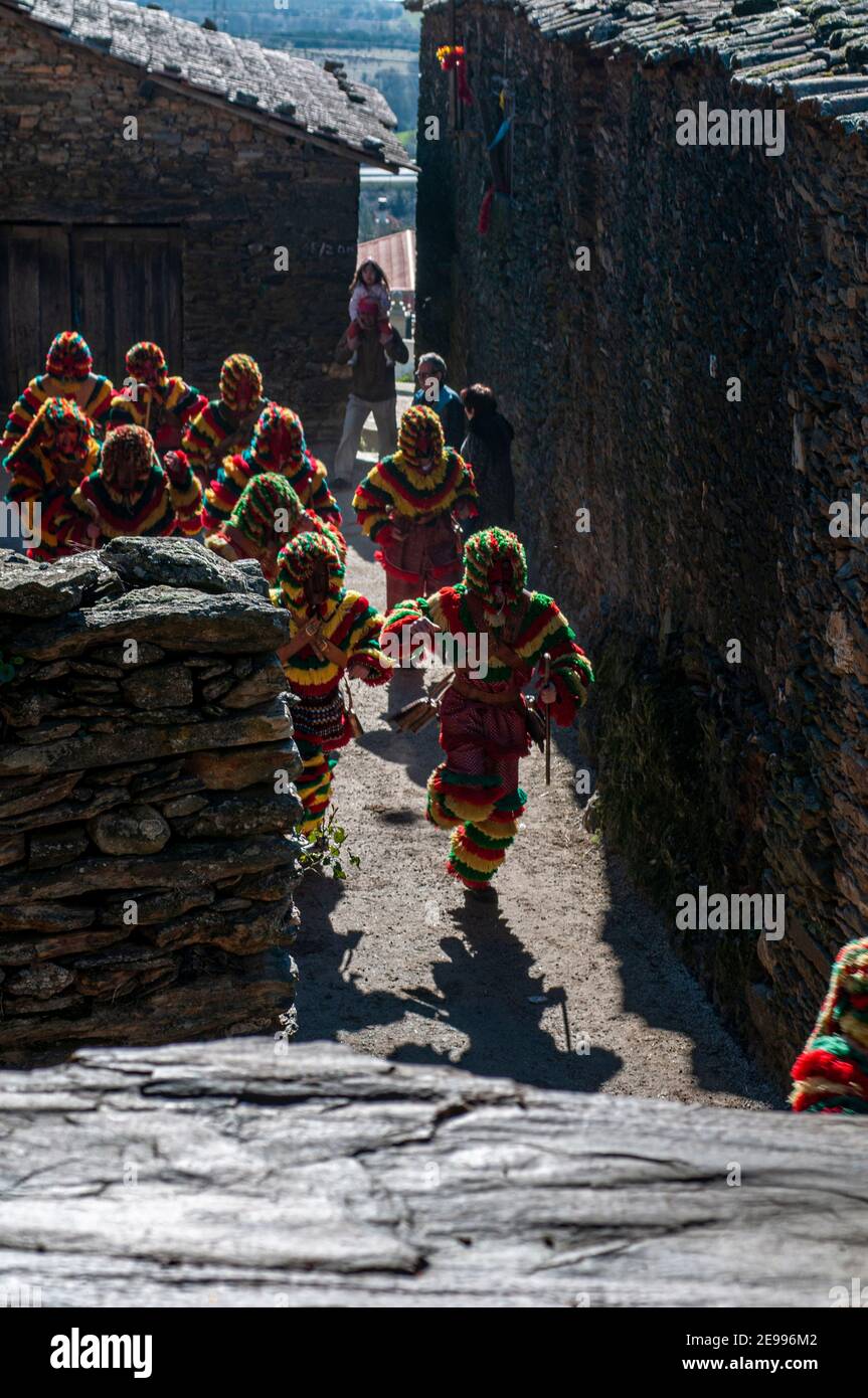 Caretos de Podence, masque traditionnel et carnaval à Podence, Trás os Montes, Portugal. Banque D'Images