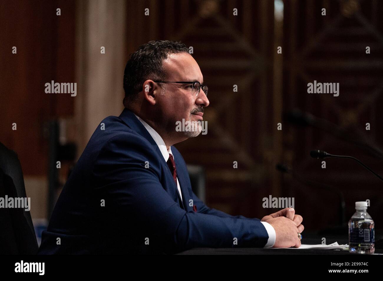 Washington, États-Unis. 03ème février 2021. Miguel A. Cardona parle lors de son audition de confirmation pour être secrétaire de l'éducation au Comité sénatorial de la santé, de l'éducation, du travail et des pensions à Capitol Hill à Washington, DC, le mercredi 3 février 2021. Photo de piscine par Anna Moneymaker/UPI crédit: UPI/Alay Live News Banque D'Images