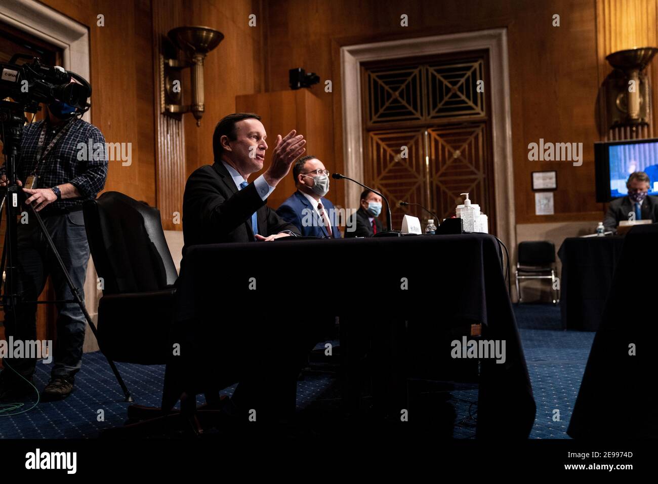 Washington, États-Unis. 03ème février 2021. Le sénateur Chris Murphy, D-conn., parle lors d'une audience avec le Comité sénatorial de la santé, de l'éducation, du travail et des pensions pour examiner la nomination de Miguel A. Cardona, du Connecticut, au poste de secrétaire à l'éducation à Capitol Hill, à Washington, DC, le mercredi 3 février 2021. Photo de piscine par Anna Moneymaker/UPI crédit: UPI/Alay Live News Banque D'Images