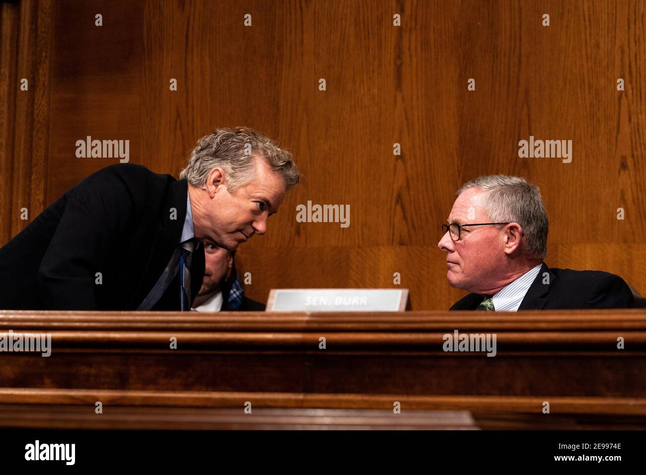 Washington, États-Unis. 03ème février 2021. Le sénateur Rand Paul, R-Ky., s'entretient avec le membre du classement Richard Burr, R-N.C., lors d'une audition avec le Comité sénatorial de la santé, de l'éducation, du travail et des pensions pour examiner la nomination de Miguel A. Cardona, du Connecticut, au poste de secrétaire à l'éducation à Capitol Hill à Washington, DC, le mercredi 3 février 2021. Photo de piscine par Anna Moneymaker/UPI crédit: UPI/Alay Live News Banque D'Images