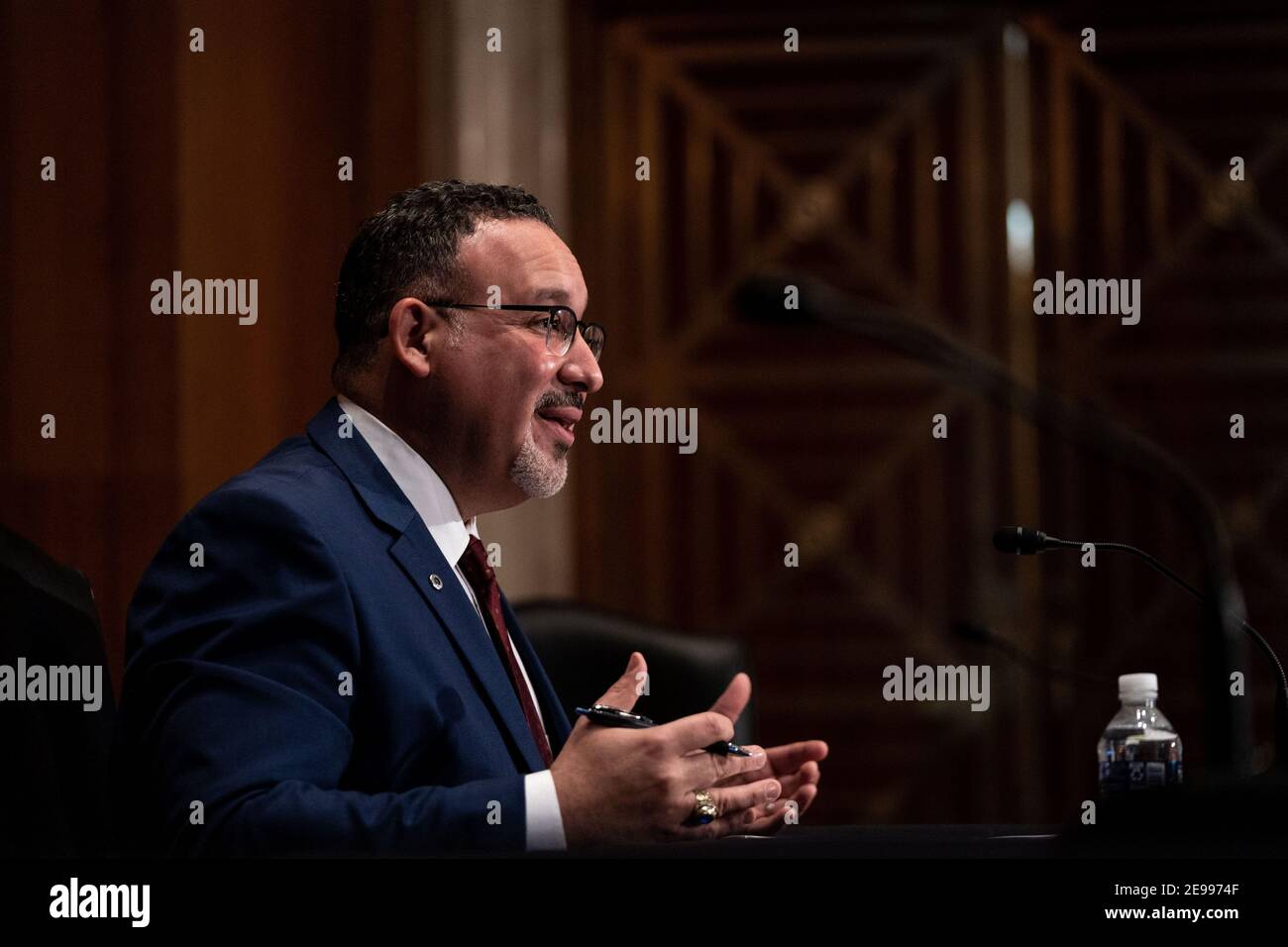 Washington, États-Unis. 03ème février 2021. Miguel A. Cardona parle lors de son audition de confirmation pour être secrétaire de l'éducation au Comité sénatorial de la santé, de l'éducation, du travail et des pensions à Capitol Hill à Washington, DC, le mercredi 3 février 2021. Photo de piscine par Anna Moneymaker/UPI crédit: UPI/Alay Live News Banque D'Images