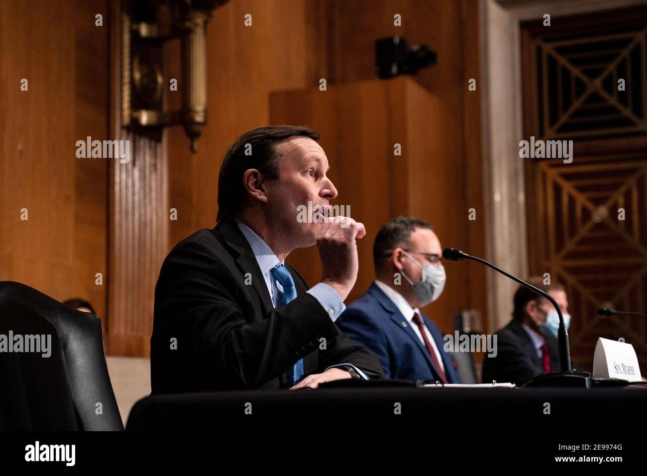 Washington, États-Unis. 03ème février 2021. Le sénateur Chris Murphy, D-conn., parle lors d'une audience avec le Comité sénatorial de la santé, de l'éducation, du travail et des pensions pour examiner la nomination de Miguel A. Cardona, du Connecticut, au poste de secrétaire à l'éducation à Capitol Hill, à Washington, DC, le mercredi 3 février 2021. Photo de piscine par Anna Moneymaker/UPI crédit: UPI/Alay Live News Banque D'Images