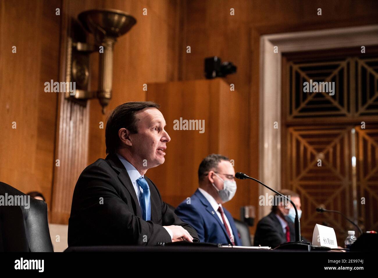 Washington, États-Unis. 03ème février 2021. Le sénateur Chris Murphy, D-conn., parle lors d'une audience avec le Comité sénatorial de la santé, de l'éducation, du travail et des pensions pour examiner la nomination de Miguel A. Cardona, du Connecticut, au poste de secrétaire à l'éducation à Capitol Hill, à Washington, DC, le mercredi 3 février 2021. Photo de piscine par Anna Moneymaker/UPI crédit: UPI/Alay Live News Banque D'Images