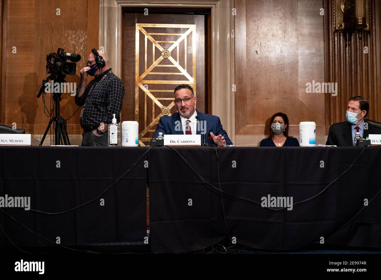 Washington, États-Unis. 03ème février 2021. Miguel A. Cardona parle lors de son audition de confirmation pour être secrétaire de l'éducation au Comité sénatorial de la santé, de l'éducation, du travail et des pensions à Capitol Hill à Washington, DC, le mercredi 3 février 2021. Photo de piscine par Anna Moneymaker/UPI crédit: UPI/Alay Live News Banque D'Images