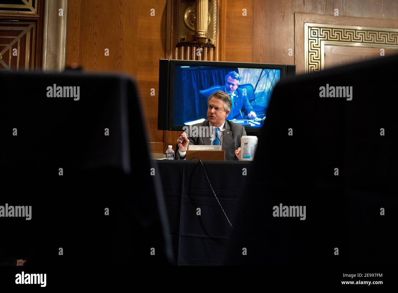 Washington, États-Unis. 03ème février 2021. Le sénateur Roger Marshall, R-KA., parle lors d'une audition avec le Comité sénatorial de la santé, de l'éducation, du travail et des pensions pour examiner la nomination de Miguel A. Cardona, du Connecticut, au poste de secrétaire à l'éducation à Capitol Hill à Washington, DC, le mercredi 3 février 2021. Photo de piscine par Anna Moneymaker/UPI crédit: UPI/Alay Live News Banque D'Images