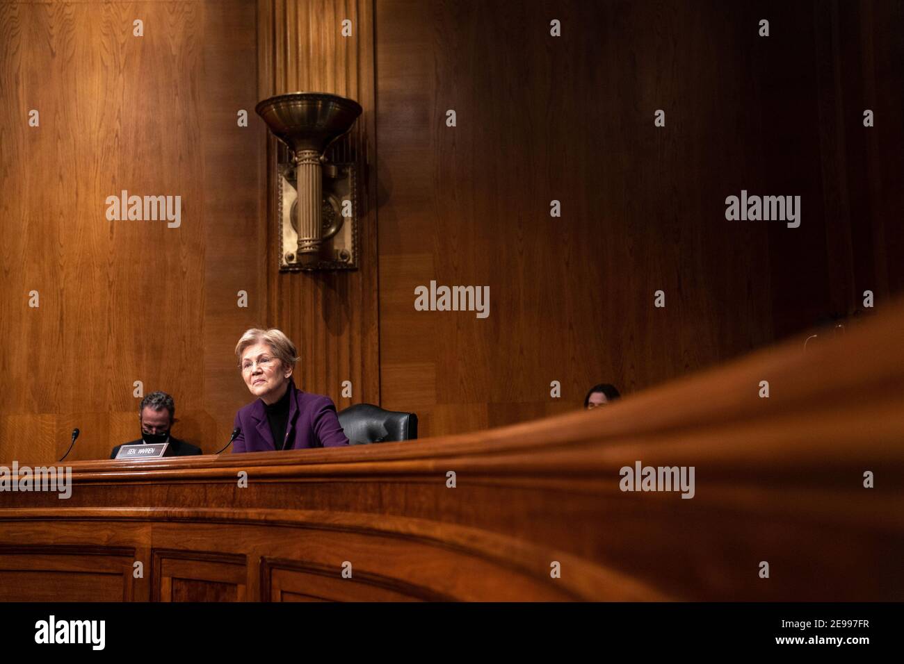 Washington, États-Unis. 03ème février 2021. La sénatrice Elizabeth Warren, D-Mass., parle lors d'une audition avec le comité sénatorial de la santé, de l'éducation, du travail et des pensions pour examiner la nomination de Miguel A. Cardona, du Connecticut, au poste de secrétaire à l'éducation à Capitol Hill à Washington, DC, le mercredi 3 février 2021. Photo de piscine par Anna Moneymaker/UPI crédit: UPI/Alay Live News Banque D'Images