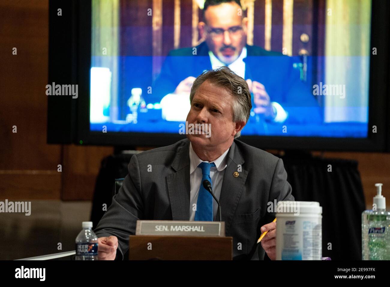Washington, États-Unis. 03ème février 2021. Le sénateur Roger Marshall, R-KA., parle lors d'une audition avec le Comité sénatorial de la santé, de l'éducation, du travail et des pensions pour examiner la nomination de Miguel A. Cardona, du Connecticut, au poste de secrétaire à l'éducation à Capitol Hill à Washington, DC, le mercredi 3 février 2021. Photo de piscine par Anna Moneymaker/UPI crédit: UPI/Alay Live News Banque D'Images
