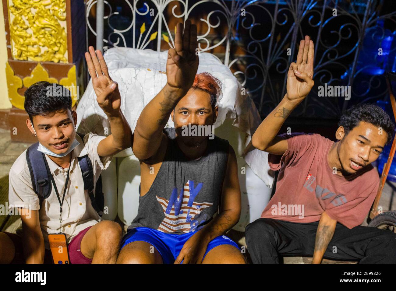 Les manifestants saluent les trois doigts lors de la manifestation contre le coup d'État. L'armée du Myanmar a détenu le conseiller d'État du Myanmar Aung San Suu Kyi et a déclaré l'état d'urgence tout en prenant le pouvoir dans le pays pendant un an après avoir perdu les élections contre la Ligue nationale pour la démocratie (NLD). Banque D'Images