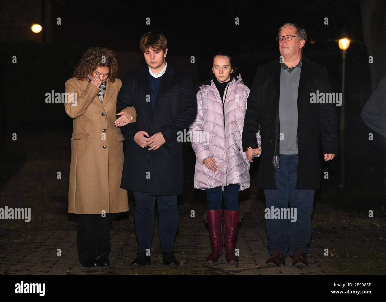 Hannah Ingram-Moore, la fille du capitaine Sir Tom Moore, Benji, sa petite-fille Georgia et son beau-fils Colin Ingram à l'extérieur de sa maison à Marston Moretaine, dans le Bedfordshire, se joint à un clap national en l'honneur de l'organisme de collecte de fonds de 100 ans qui est décédé mardi après avoir été positif pour Covid-19. Date de la photo: Mercredi 3 février 2021. Banque D'Images