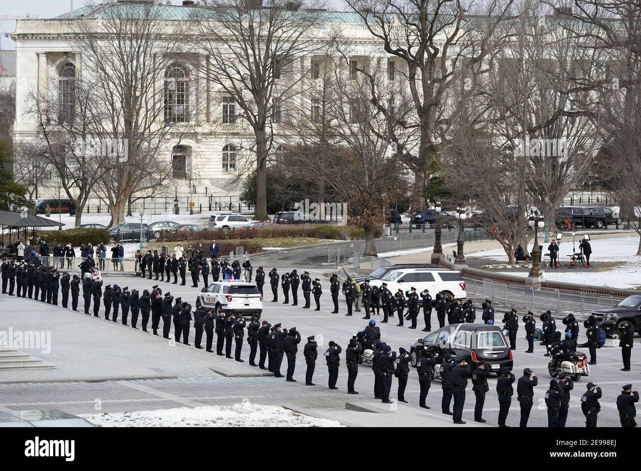 Washington, États-Unis. 03ème février 2021. Un corbillard quitte le Capitole avec les restes incinérés de l'officier de police du Capitole des États-Unis Brian Sicknick après avoir été couché en honneur au Capitole des États-Unis, le mercredi 3 février 2021, à Washington, DC. Photo de piscine par Alex Brandon/UPI crédit: UPI/Alay Live News Banque D'Images