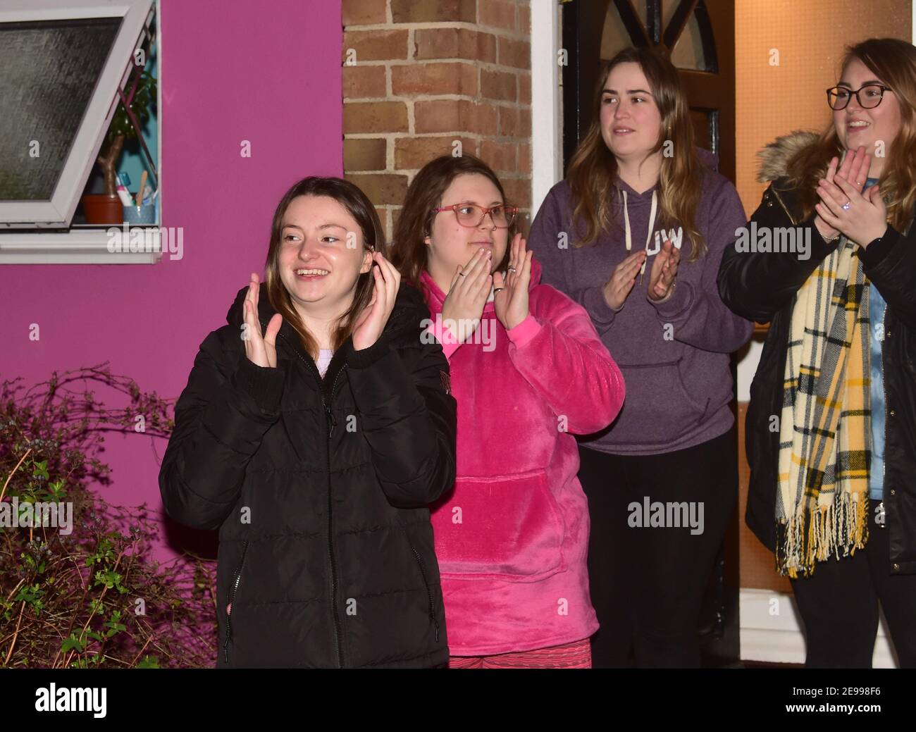 Brighton Royaume-Uni 3 février 2021 - UN groupe d'étudiants universitaires de Brighton se joignent au Clap national du capitaine Sir Tom Moore ce soir après l'annonce de sa mort hier . Le capitaine Sir Tom Moore, âgé de 100 ans, est devenu un héros national après avoir amassé près de 33 millions de livres pour le NHS en marchant 100 tours de son jardin lors du premier confinement et a été fait chevalier par la Reine en juillet : Credit Simon Dack / Alay Live News Banque D'Images