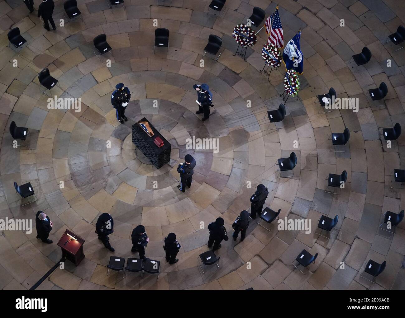 Les amateurs de deuil paient leurs respects au service funéraire de l'officier de police du Capitole Brian Sicknick à Washington, DC, le mercredi 3 février 2021. Sicknick a été tué avec quatre autres lors de l'attaque du Capitole le 6 janvier. Crédit : Kevin Dietsch/Pool via CNP | utilisation dans le monde entier Banque D'Images