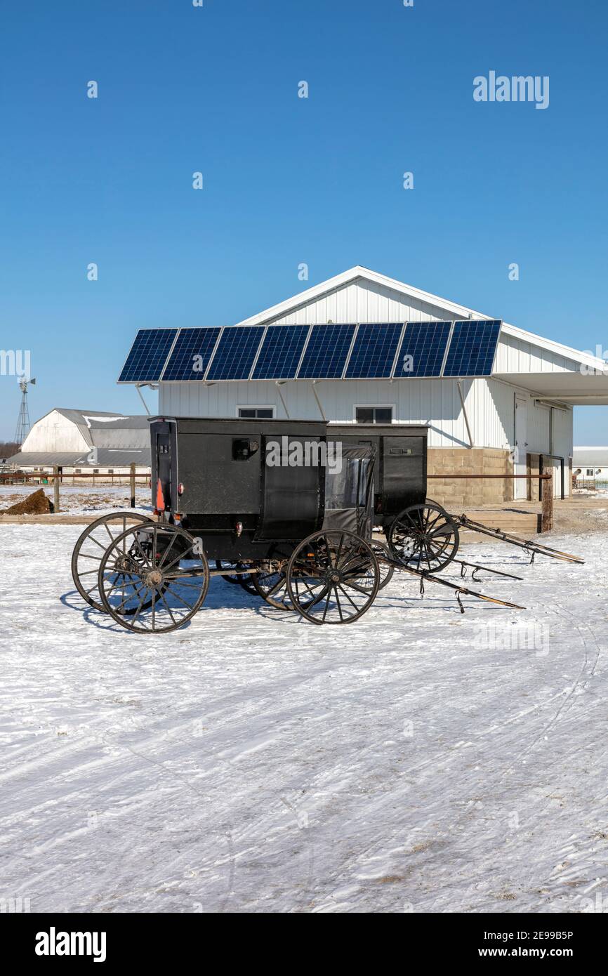 Ferme Amish avec panneaux solaires, Indiana, Etats-Unis, par James D Coppinger/Dembinsky photo Assoc Banque D'Images