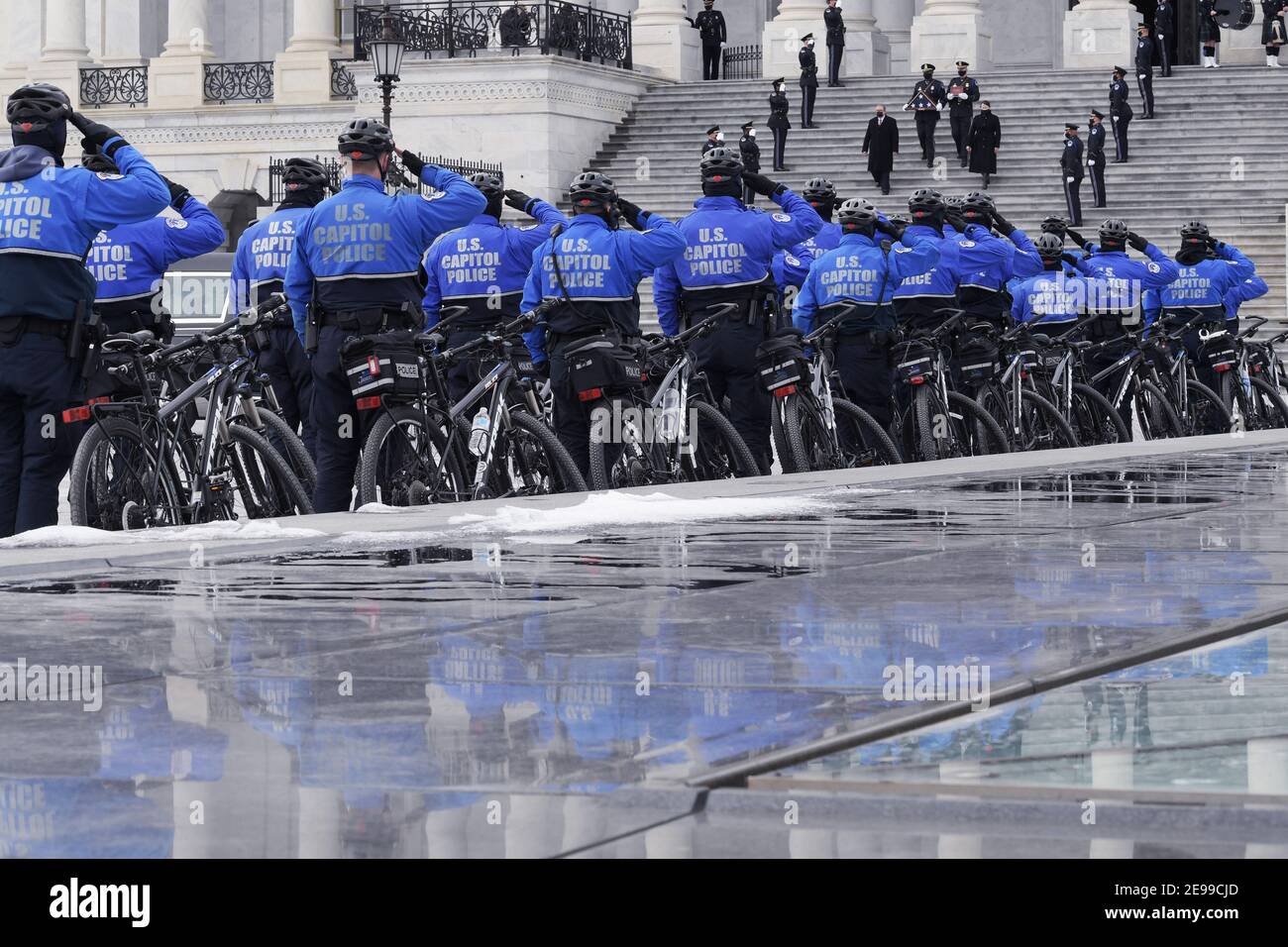 Washington, District de Columbia, États-Unis. 3 février 2021. Les policiers AMÉRICAINS portent les restes de Brian Sicknick après avoir été couché en l'honneur de l'hommage du Congrès, aujourd'hui le 03 février 2021 à East Front Step Capitol Hill à Washington DC, États-Unis. Credit: Lénine Nolly/ZUMA Wire/Alamy Live News Banque D'Images