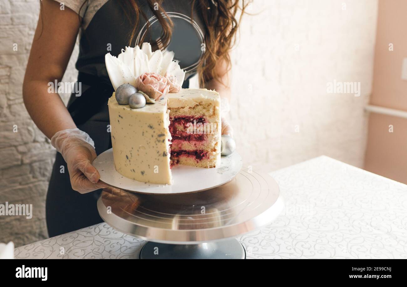 Le Chef Patissier Met Un Grand Gateau Sur Le Stand Photo Stock Alamy