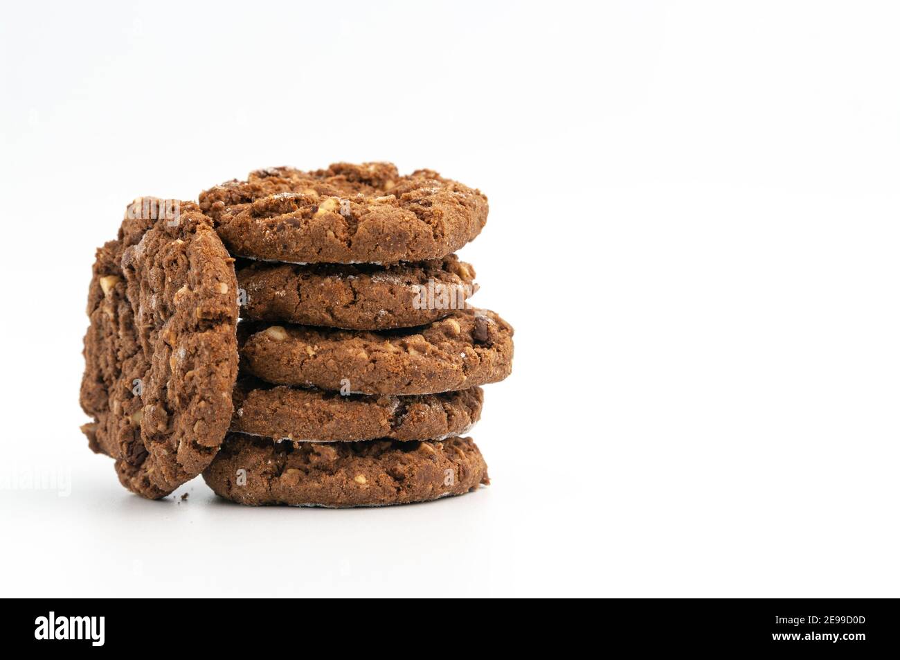 Pile de biscuits au chocolat sucré faits maison isolés sur du blanc. Banque D'Images