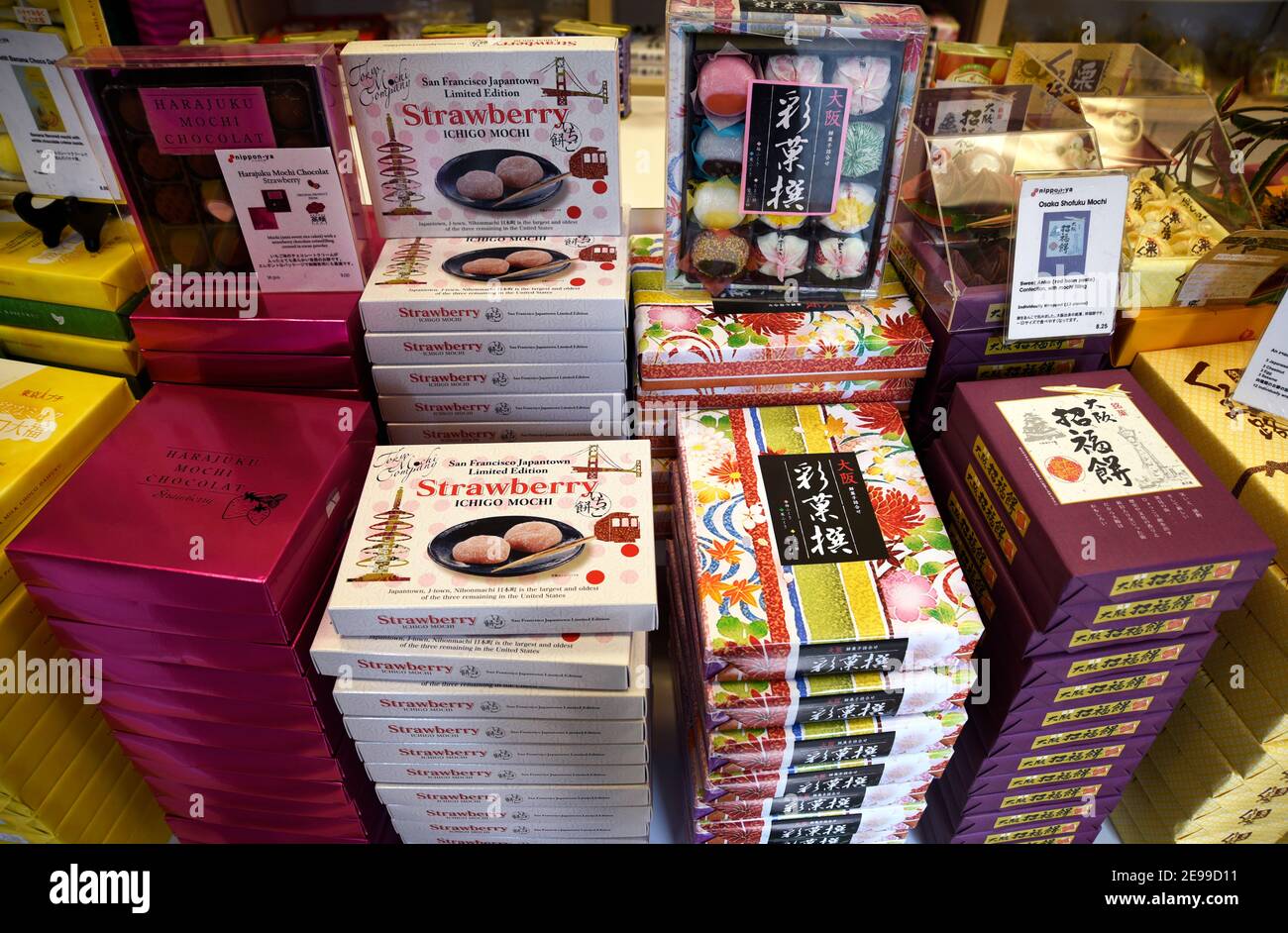 Boîtes de gâteaux de riz japonais au mochi en plusieurs saveurs à vendre dans une boutique japonaise de la région de Japantown à San Francisco, Californie. Banque D'Images