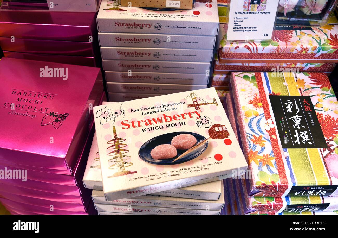 Boîtes de gâteaux de riz japonais au mochi en plusieurs saveurs à vendre dans une boutique japonaise de la région de Japantown à San Francisco., Californie Banque D'Images