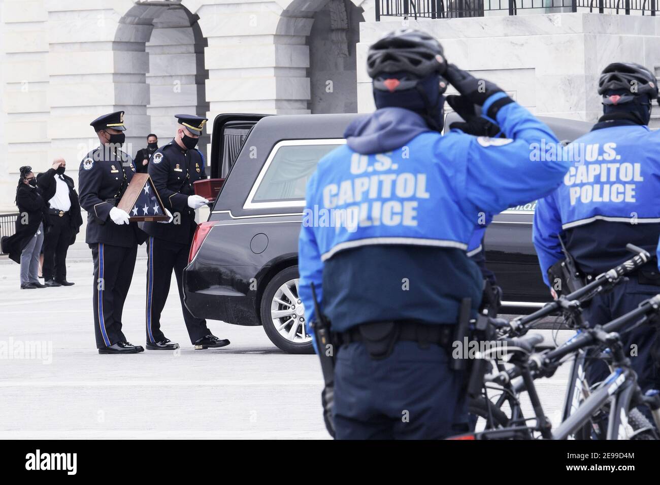 Washington, District de Columbia, États-Unis. 3 février 2021. Les policiers AMÉRICAINS portent les restes de Brian Sicknick après avoir été couché en l'honneur de l'hommage du Congrès, aujourd'hui le 03 février 2021 à East Front Step Capitol Hill à Washington DC, États-Unis. Credit: Lénine Nolly/ZUMA Wire/Alamy Live News Banque D'Images