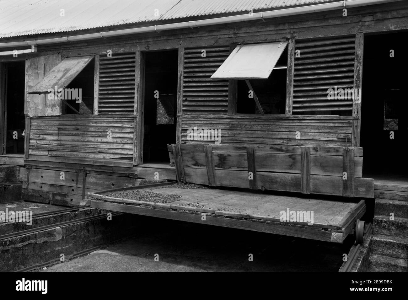 les vieux bâtiments en bois de boucan à dougaldston domaine grenade venteux îles antilles Banque D'Images