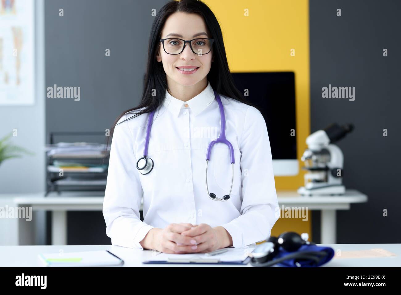 Portrait d'une femme médecin avec stéthoscope autour de son cou bureau Banque D'Images