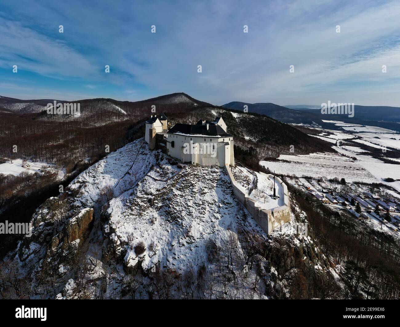 Château de Fuzer dans les montagnes de Zemplen Hongrie. Une fotress historique renouvelée incroyable qui a construit au sommet d'une montagne volcanique au 13ème siècle. Banque D'Images