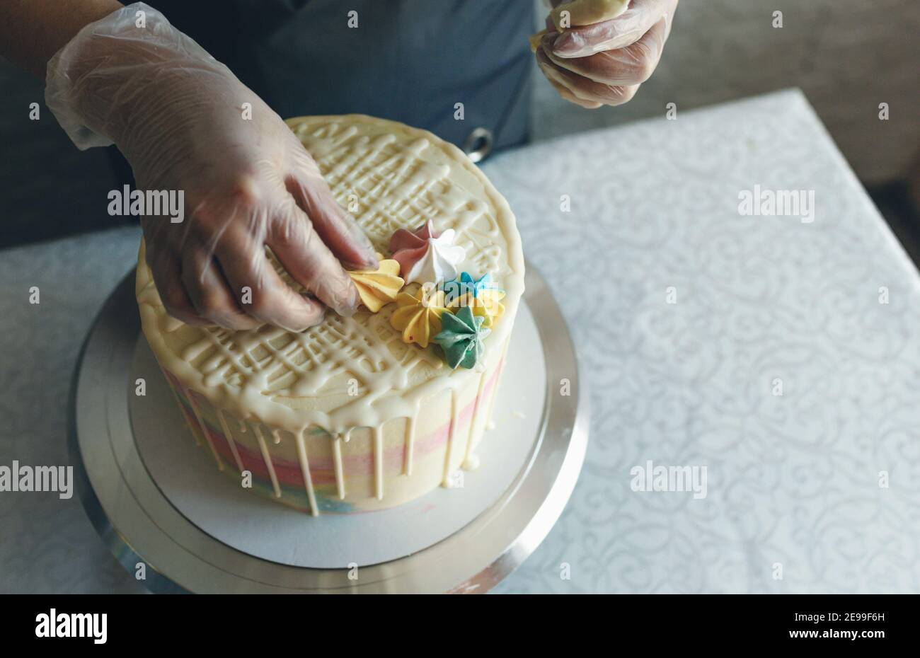 Un Chef Patissier Fait Un Gateau De Mariage Avec Ses Propres Mains Et Met Des Decorations Colorees Sur Les Gateaux Avec De La Creme Preparation Pour La Celebration Photo Stock Alamy Un Chef Patissier Fait Un Gateau De Mariage Avec Ses Propres Mains Et Met Des Decorations Colorees Sur Les Gateaux Avec De La Creme Preparation Pour La Celebration Photo Stock Alamy
