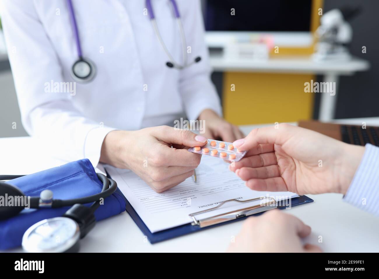 Médecin thérapeute donnant une plaquette avec des comprimés à la patiente de gros plan Banque D'Images
