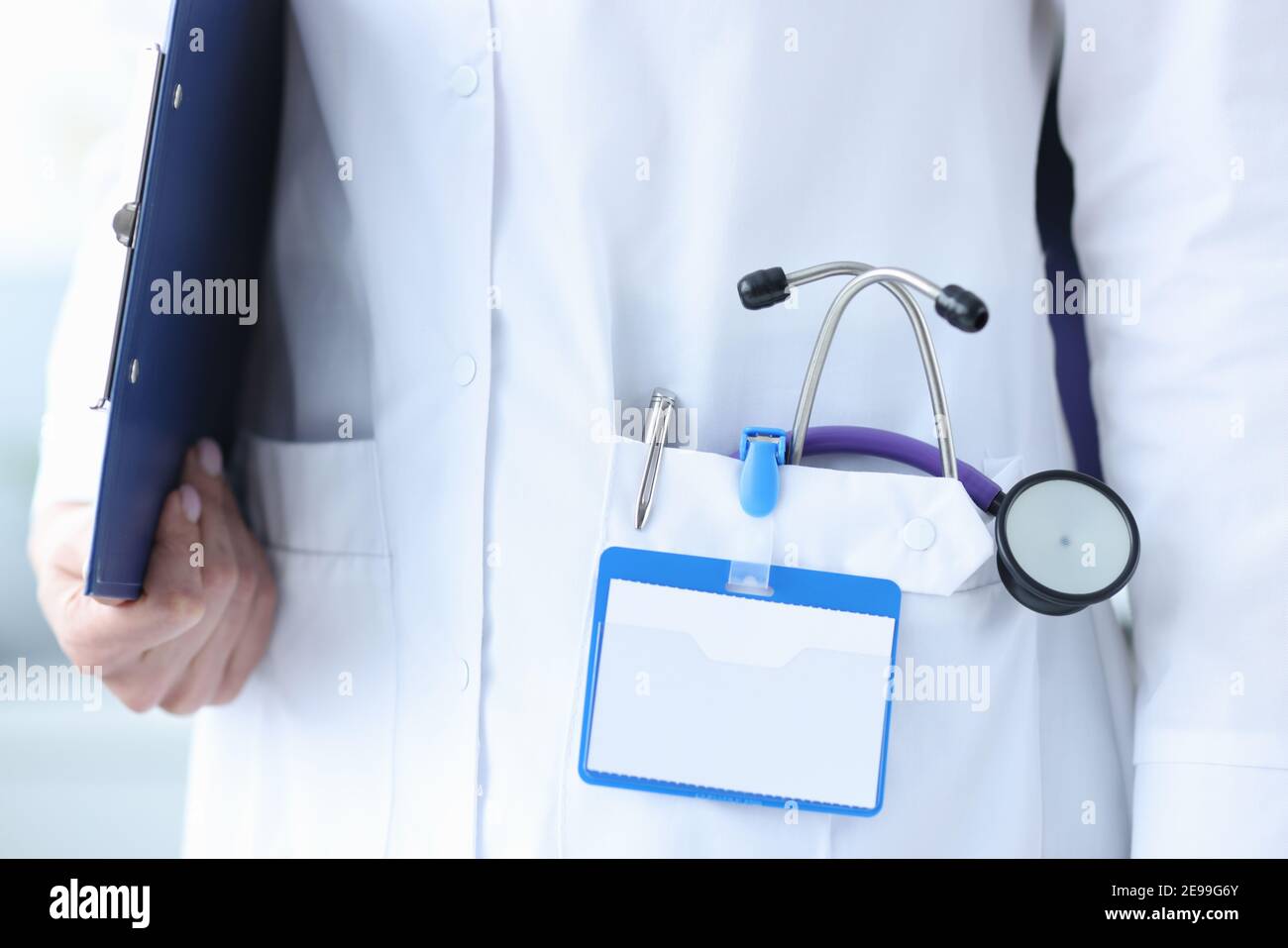 Gros plan du phonendoscope et du stylo à bille dans la poche du médecin Banque D'Images