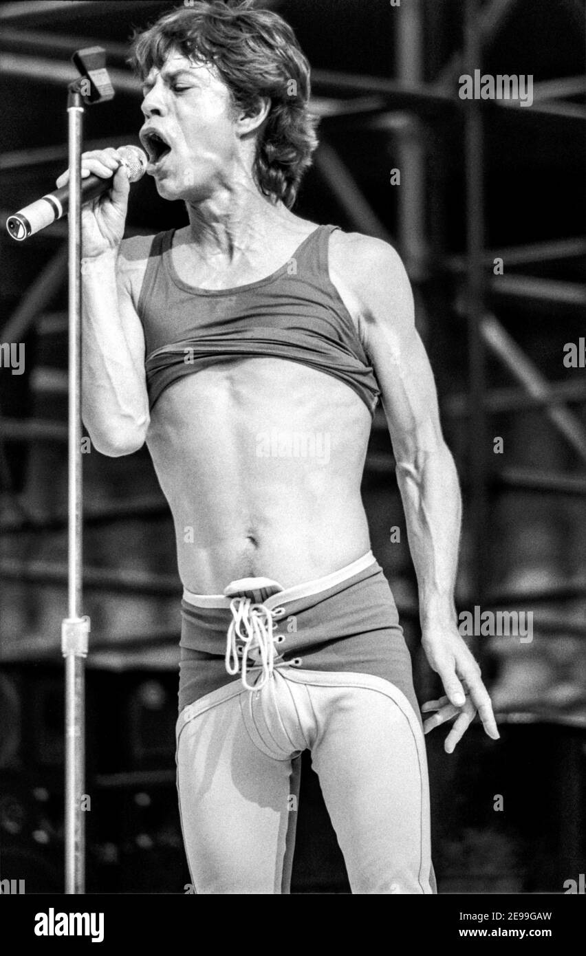 ROTTERDAM, PAYS-BAS - 02 JUIN 1982 : chanteur Mick Jagger des Rolling Stones lors de leur concert au stade de kuip à Rotterdam. Le Rolli Banque D'Images