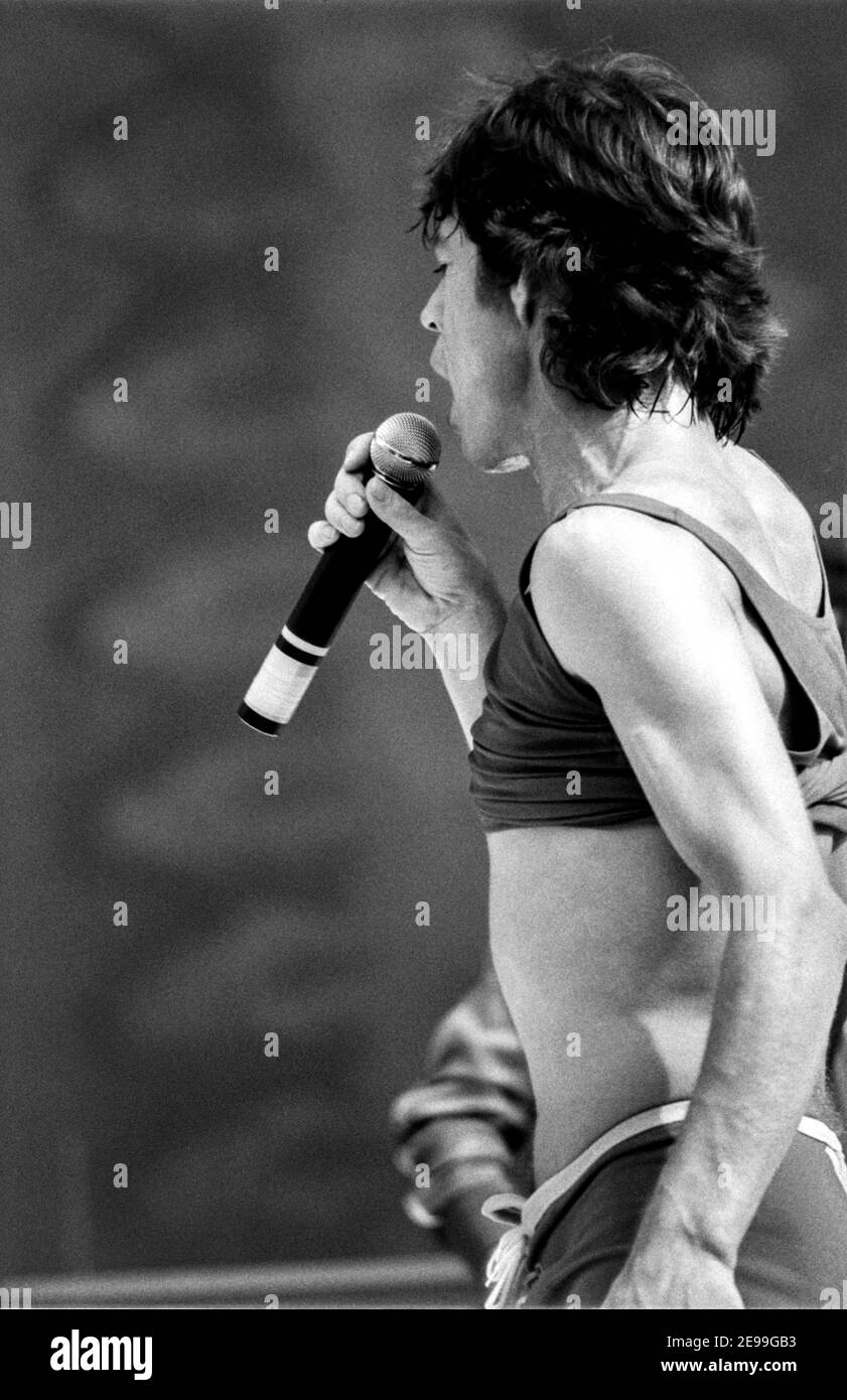 ROTTERDAM, PAYS-BAS - 02 JUIN 1982 : chanteur Mick Jagger des Rolling Stones lors de leur concert au stade de kuip à Rotterdam. Le Rolli Banque D'Images