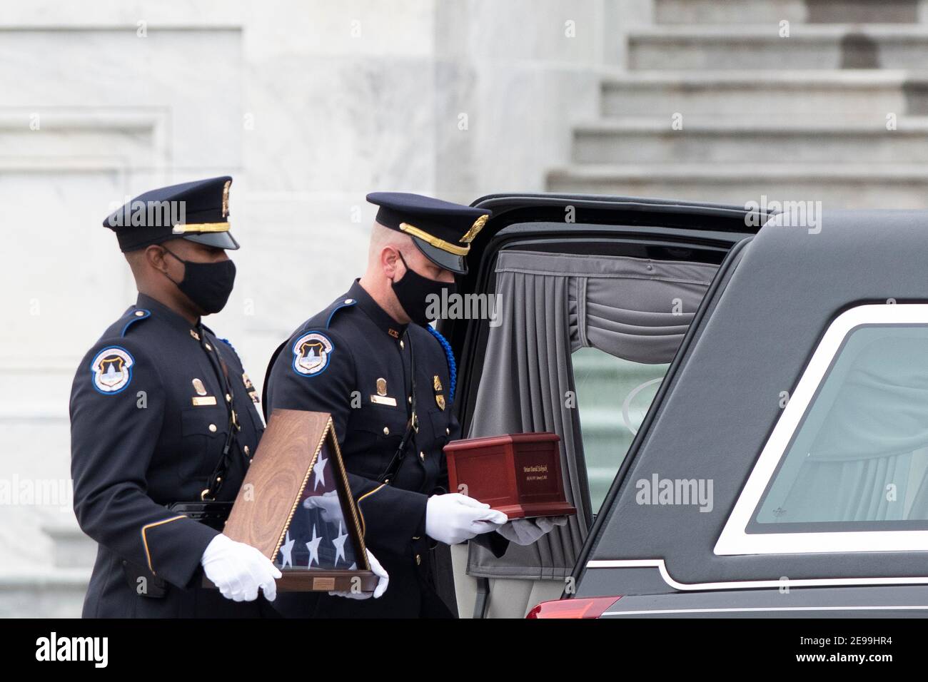 Un garde d'honneur porte une urne avec les restes incinérés de l'officier de police du Capitole des États-Unis Brian Sicknick et un drapeau américain plié à un foyer d'attente après s'être posé en honneur dans la Rotunda au Capitole des États-Unis à Washington, DC, le mercredi 3 février 2021. Crédit : Rod Lamkey/CNP/MediaPunch Banque D'Images